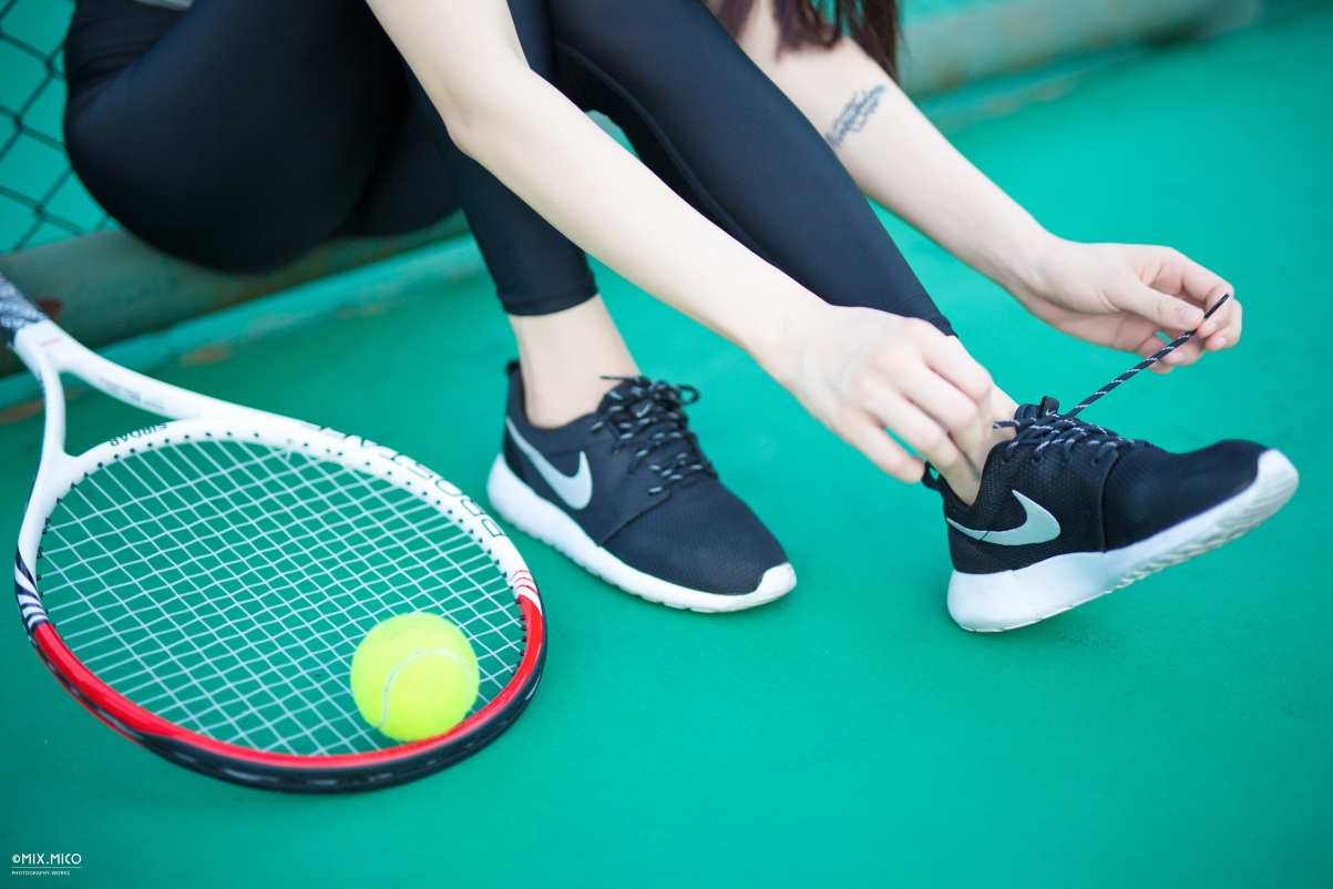 网球美女系鞋带高清图片