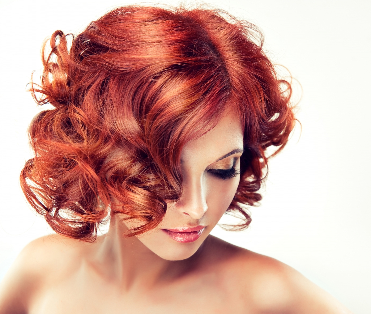 红头发的卷发美女模特图片图片
