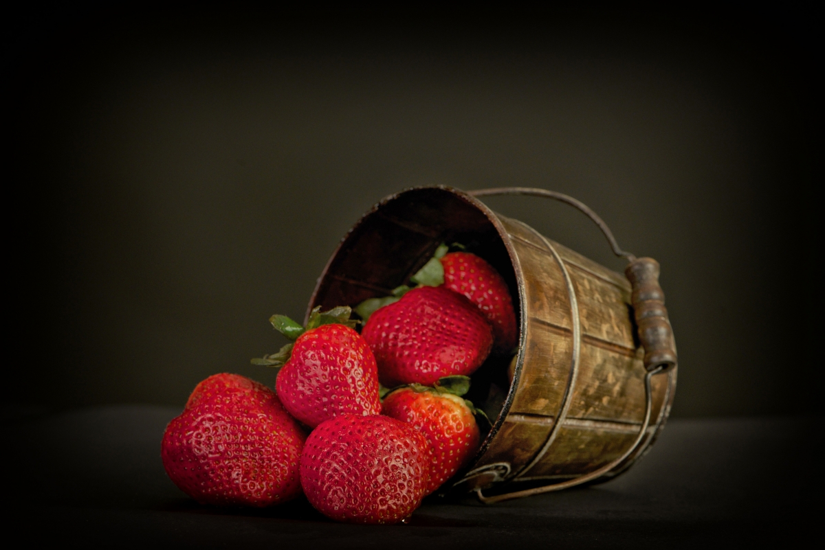 红色草莓 木桶 图片 水果