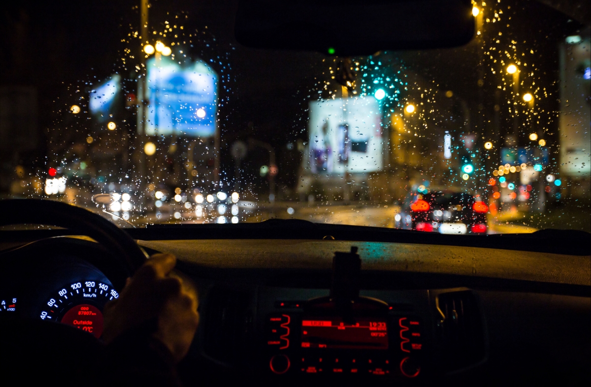 雨 玻璃 水滴 车内写真高清图片 夜间城市的灯光
