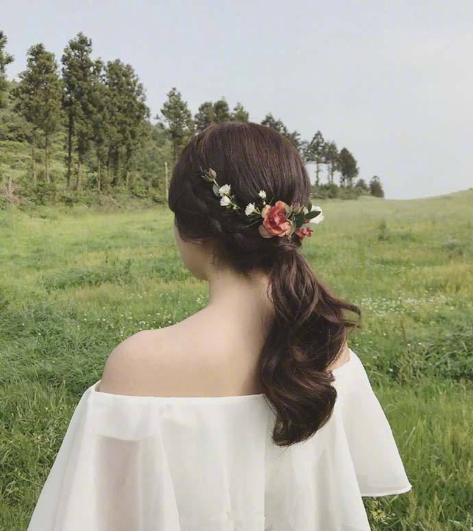 以花朵为装饰的新娘发型，仙气十足