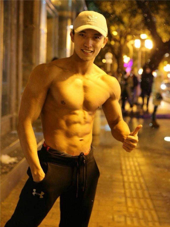健身教练完美身材肌肉帅哥半裸街拍图