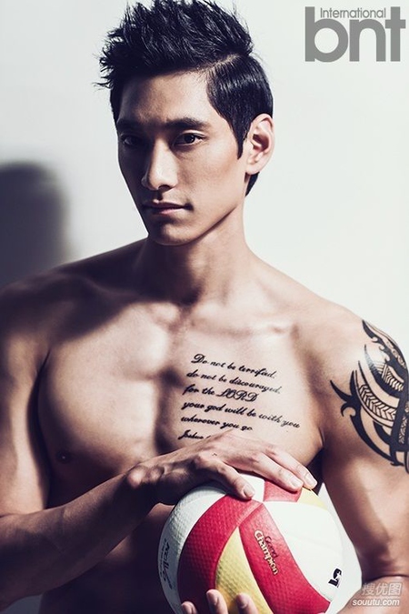 韩国体育明星帅哥金耀涵裸上身秀肌肉写照