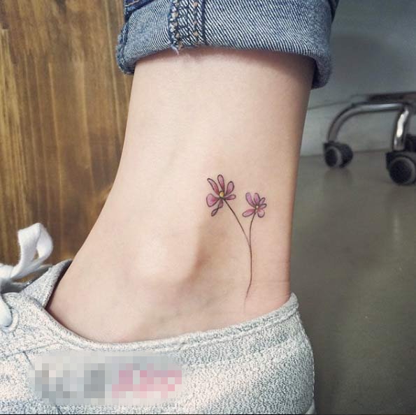 女生脚踝上彩绘唯美清新花朵纹身图片