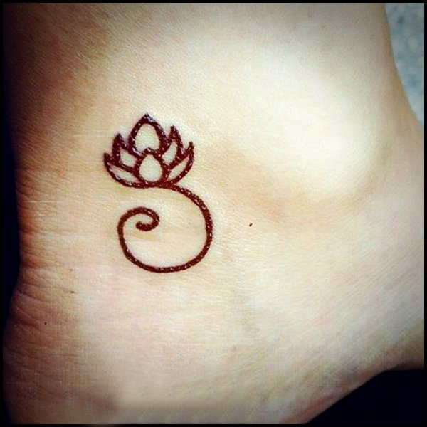 女生脚踝上黑色的莲花纹身图片 睡莲花纹身