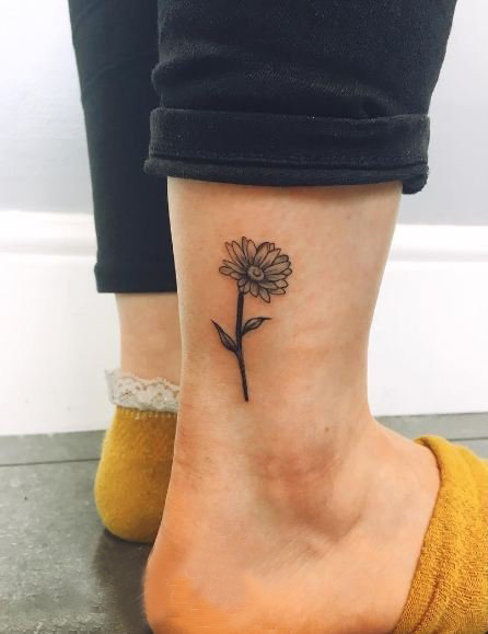 女生脚踝上黑色的雏菊纹身图片 小雏菊纹身
