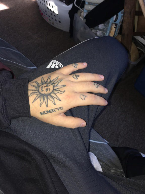 男生手背上太阳图腾纹身图片 太阳图腾纹身