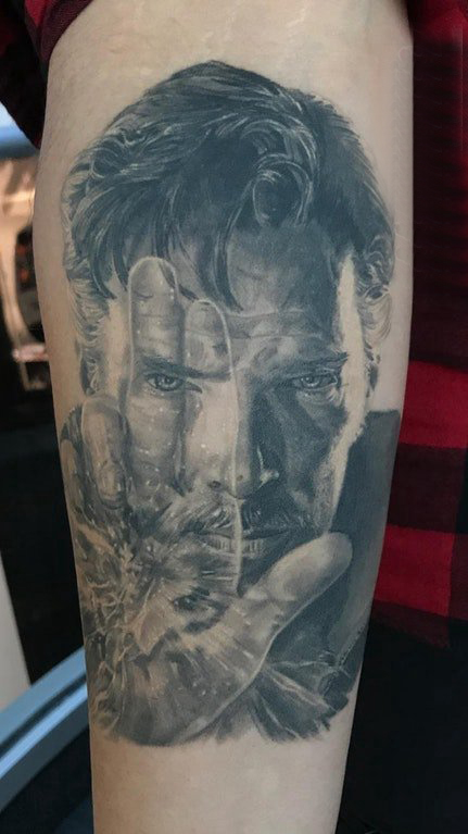 男生手臂上黑灰的明星人物纹身图片 手臂纹身图片