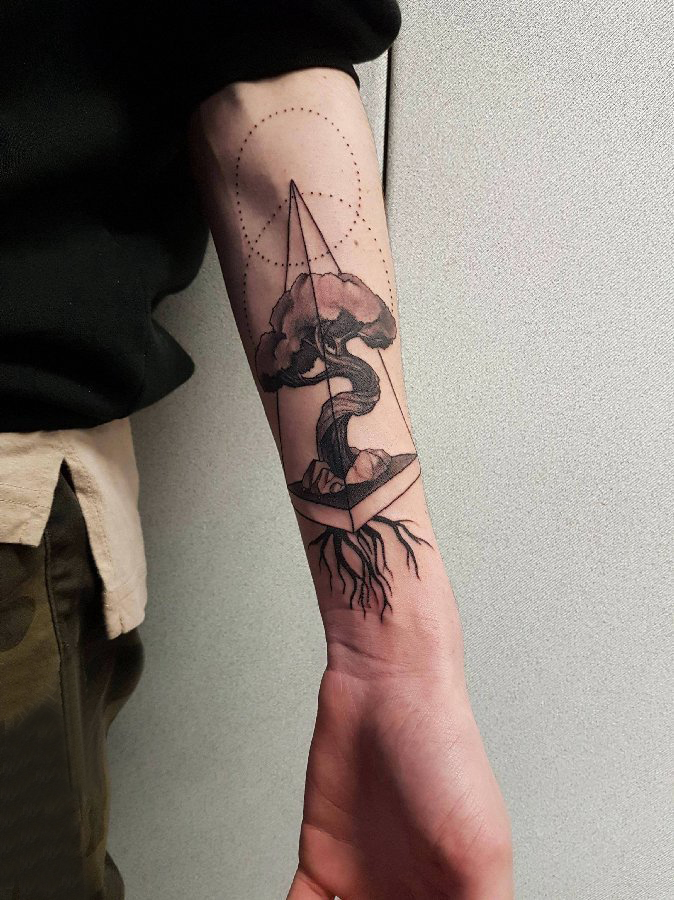 男生手臂上几何和生命树纹身图片 植物纹身