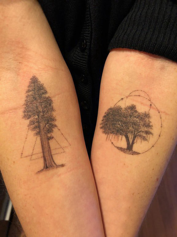 情侣手臂上几何和生命树纹身图片 植物纹身