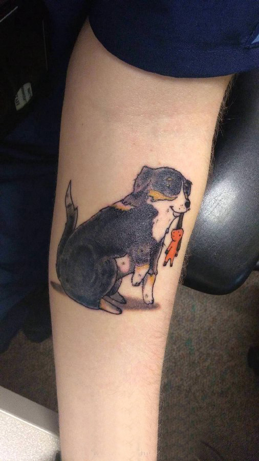 女生手臂上娃娃和小狗纹身图片 百乐动物纹身