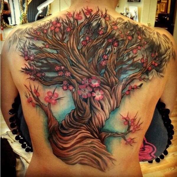背部美丽的全彩色樱花树纹身图案