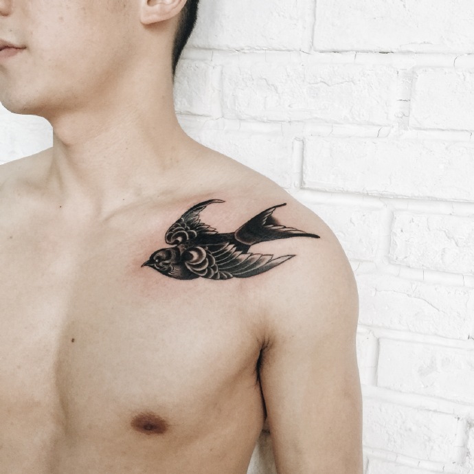 男士锁骨上的一只燕子纹身图片