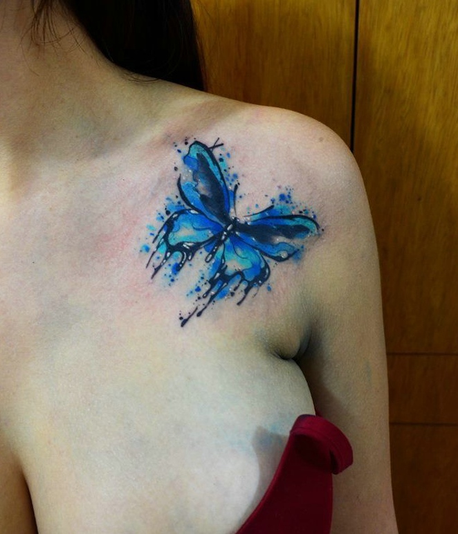 锁骨边上的水彩蓝色蝴蝶纹身图案