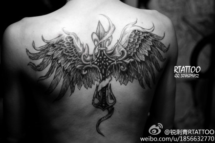 男生后背潮流经典的十字架与翅膀纹身图案