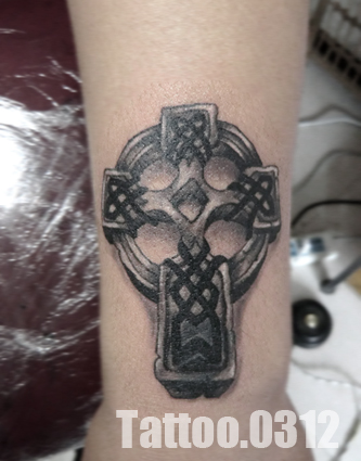 手臂一款石雕十字架纹身图案