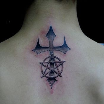 一款背部十字架五芒星纹身图案