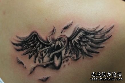 美女肩部小翅膀纹身图案纹身图片