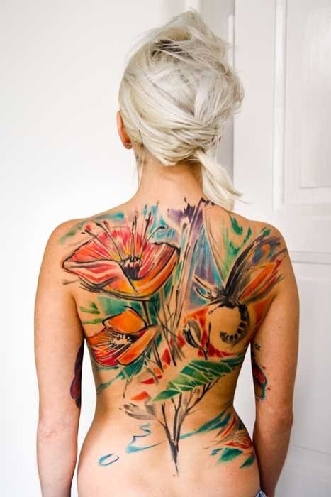 背部伟大的水彩花卉与蜻蜓纹身图案