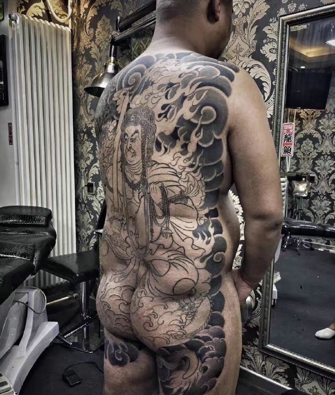 个性男士满背黑白传统雷神纹身图案