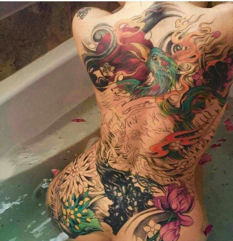 浴缸里的性感美女满背七彩凤凰纹身图案