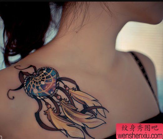 一张女性锁骨捕梦网纹身图案