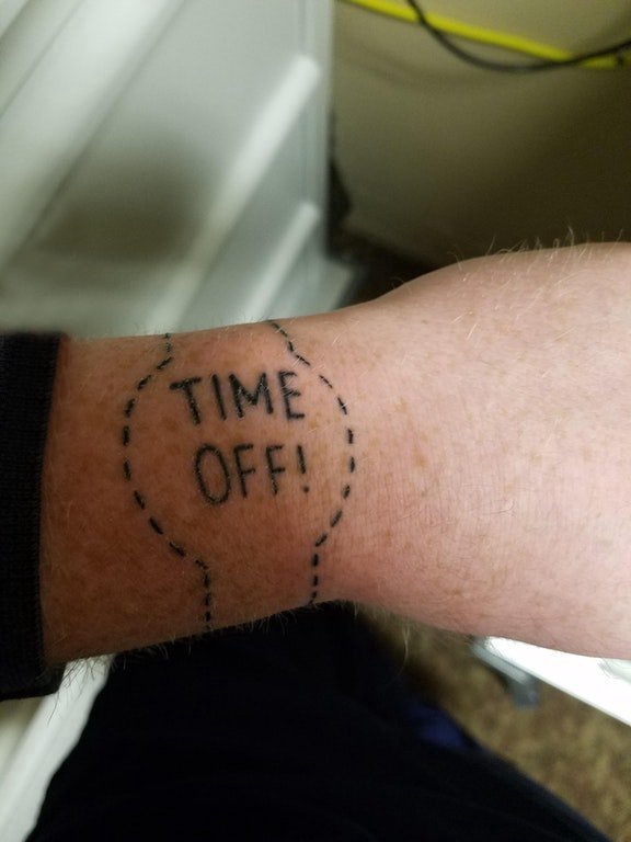 男生手臂上英文和手表纹身图片 手环手表纹身图案
