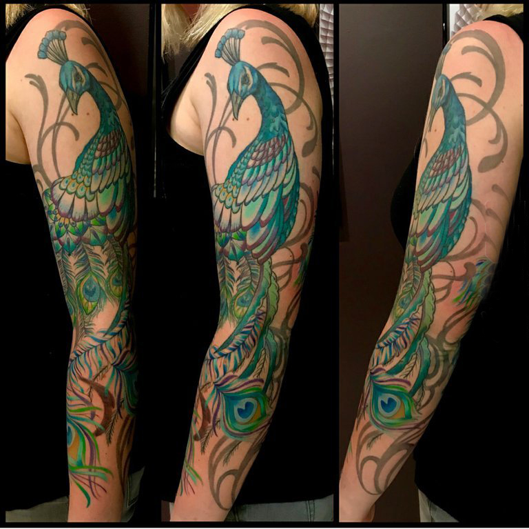 女生手臂上彩色的孔雀纹身图片 孔雀纹身图案