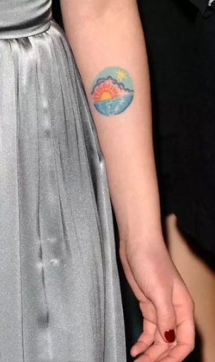 Johansson手臂上彩绘的小图案纹身图片 Scarlett