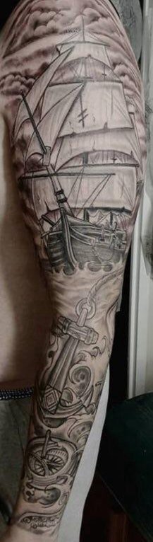  男生手臂上黑灰的帆船纹身图片 纹身小帆船
