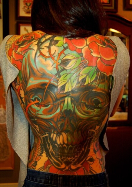 女生满背彩绘个性的骷髅玫瑰纹身图案