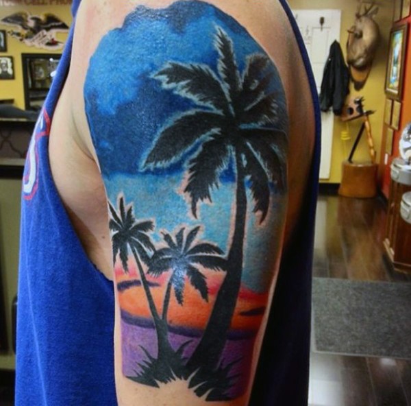大臂绚丽多彩的日落与棕榈树纹身图案