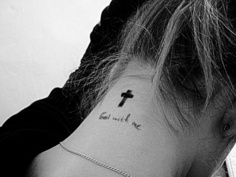 女孩颈部艺术十字架纹身图