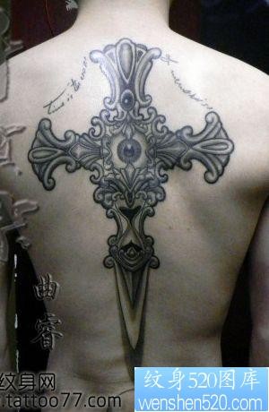 背部经典的十字架纹身图片
