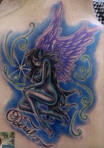 女人纹身图案颈部彩色精灵翅膀纹身图案