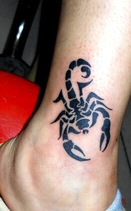 简单时尚好看的蝎子图腾纹身