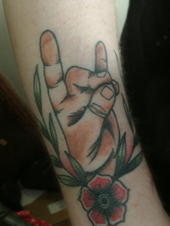 男生手臂上花朵和手势纹身图片 手势纹身图案