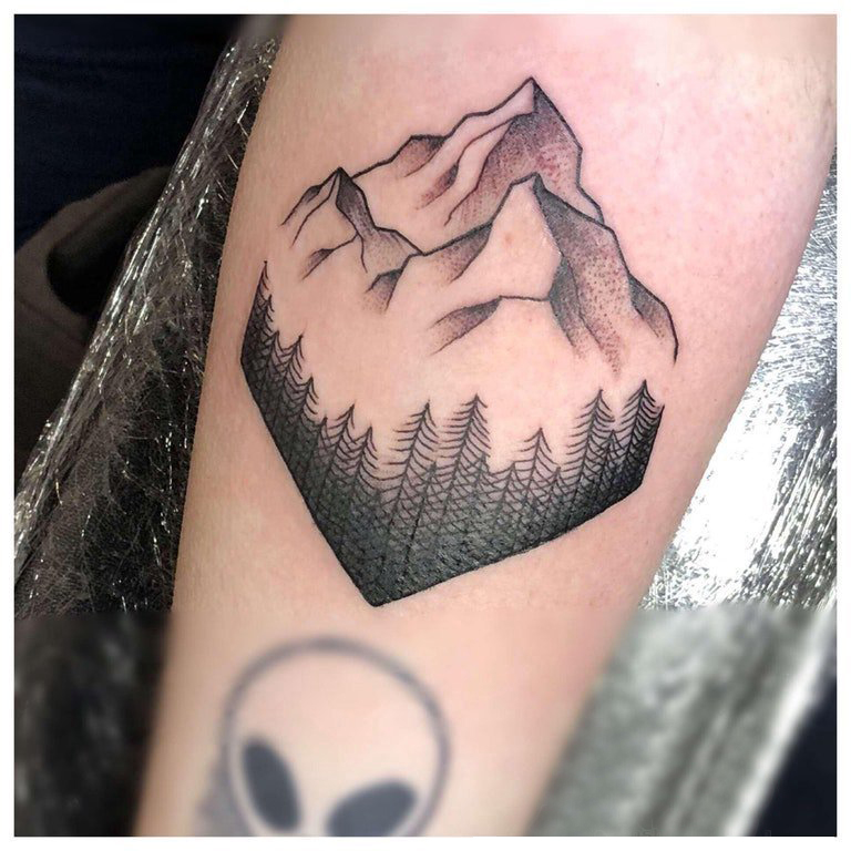女生手臂上黑色的山峰纹身图片 小山峰纹身