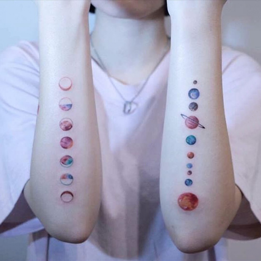 女生手臂上彩色星球纹身图片 手臂纹身素材