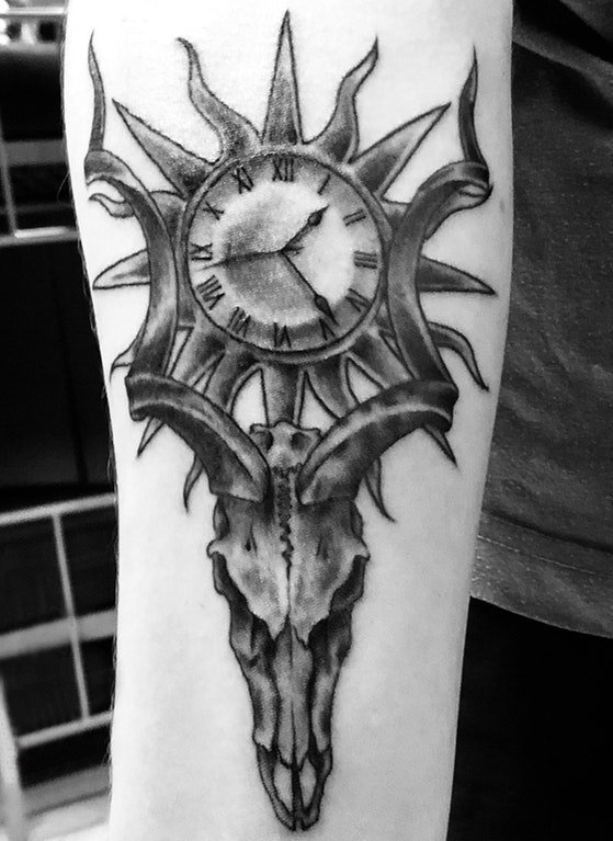  女生手臂上羚羊和时钟纹身图片 羚羊纹身图案