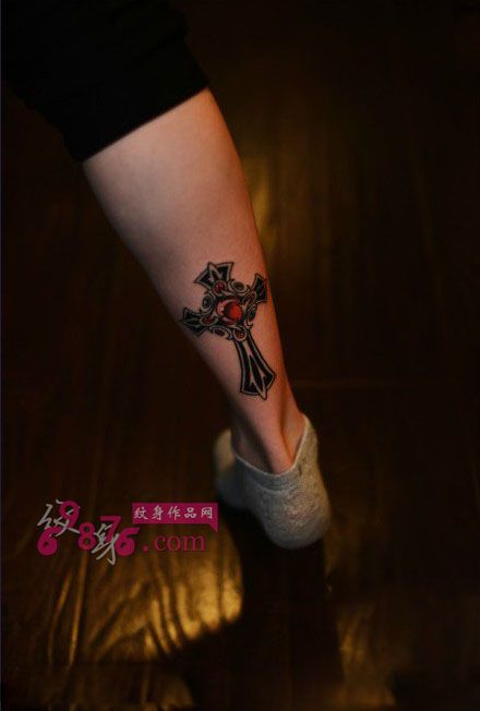 复古的十字架后脚踝纹身图片