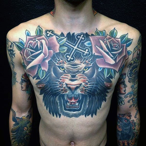 胸部彩绘十字和玫瑰狮子纹身图案