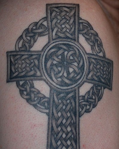 凯尔特结组合的铁十字架纹身图案
