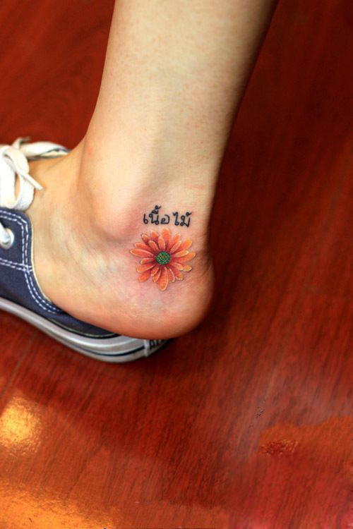 后脚跟美丽好看的雏菊清新纹身图片