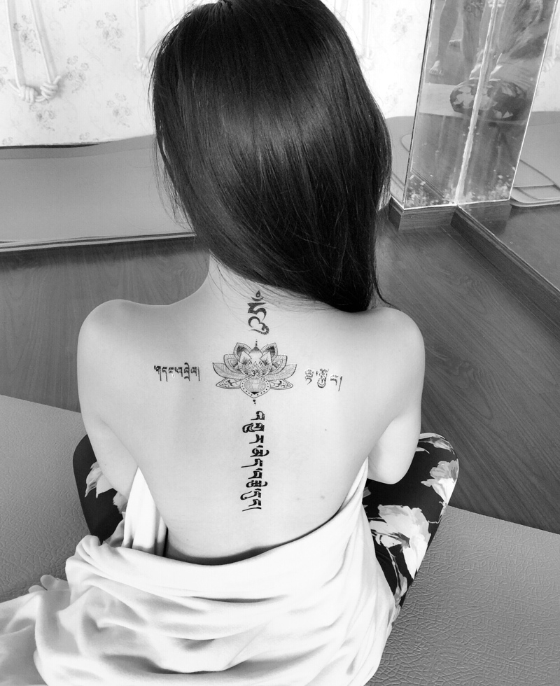 长发女神脊椎部莲花与梵文的纹身图案