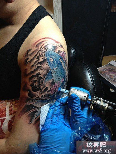 大臂鲤鱼樱花纹身图案制作图案