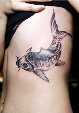 男人腰部鲤鱼纹身图案图片