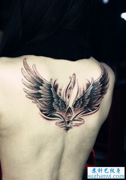美女背部翅膀纹身图案