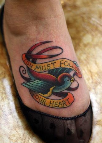 脚背彩色的燕子飘带纹身图案