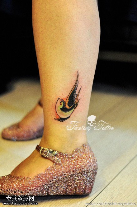 女生脚踝彩色燕子纹身图片